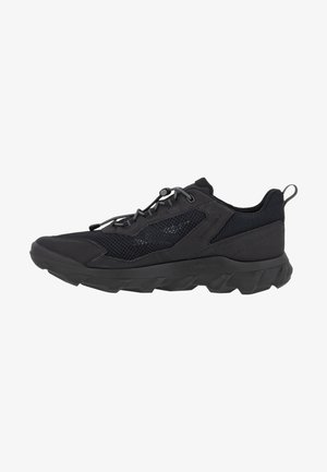 Schwarze Sportschuhe mit einem Mesh-Obermaterial, strukturierten Seitenpaneelen und einer dicken Gummisohle mit einem markanten Profilmuster. Mit elastischen Schnürsenkeln.