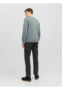 Jack & Jones JJESTAR CREW NECK - Mikina - sedona sage