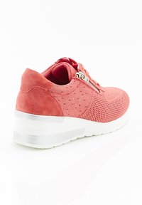 Roze sportschoen met een mix van suède en mesh materialen, een gestructureerde bovenkant, vetersysteem en een witte, iets verhoogde zool.