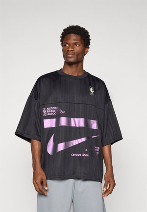 Black oversized t-shirt with vertical stripes, featuring a purple Nike logo and NBA branding. Made from smooth, lightweight fabric.