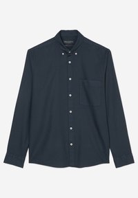 Dunkelblaues Hemd mit langen Ärmeln und Knöpfen, mit Brusttasche vorne und Button-Down-Kragen, flach auf weißem Hintergrund gelegt.