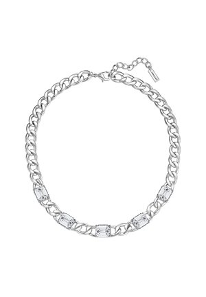 Collana a catena d'argento con cinque grandi pietre preziose rettangolari trasparenti distribuite uniformemente lungo gli anelli e una chiusura regolabile con una piccola targhetta.