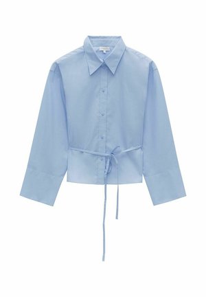 Lichtblauwe cropped shirt van soepele katoen, met een klassieke kraag, lange mouwen, knoopsluiting aan de voorkant en een strik in de taille.