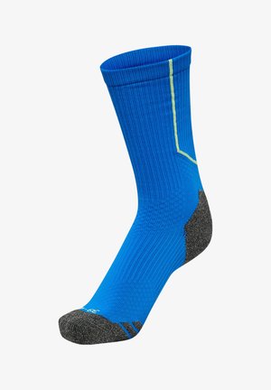 Niebieska skarpetka za kostkę o prążkowanej fakturze, z czarnym wzmocnionym piętą i palcami, z jasnooliwkowym paskiem wzdłuż boku.