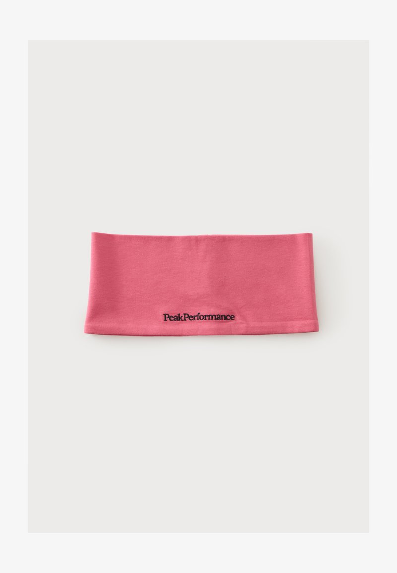 Bandeau en tissu rose avec "Peak Performance" brodé en noir, centré sur un fond clair uni.