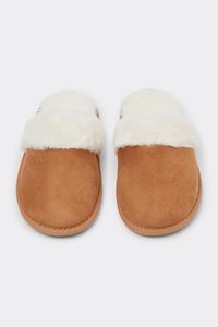 Hnědé semišové bačkory s bílým umělým kožíškem na vršku, zaobleným tvarem špičky a prošívanými detaily podél okrajů.