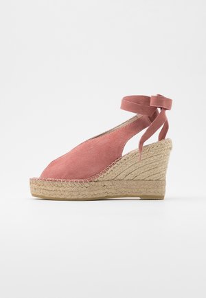 Vedge espadrille sandal med overdels i pink ruskind, åben hæl, ankelforbindelser og flettet jute platform sål.