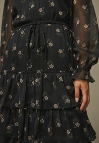 Laura Ashley REGULAR FIT - TIERED - Maksimekko - black