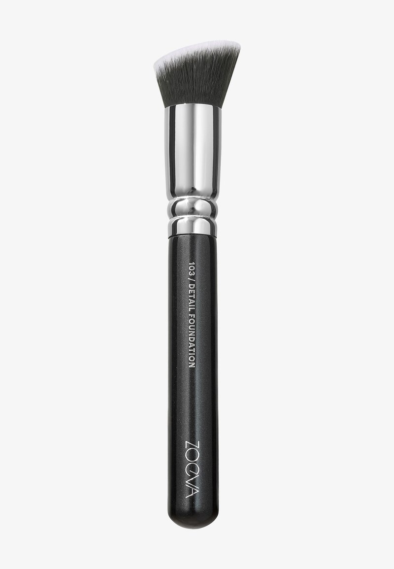 Pennello per fondotinta con manico nero, ferrule in cromo e setole sintetiche angolate e dense per un'applicazione precisa.