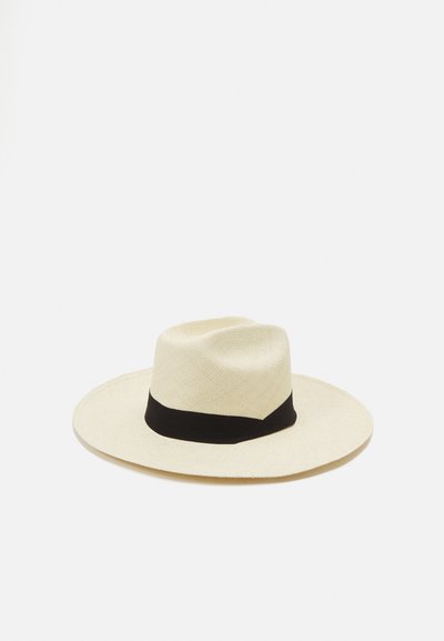 Chapeau en paille à large bord, de couleur beige naturel, avec un bandeau en tissu noir. Présente une forme de fedora classique et une surface texturée.