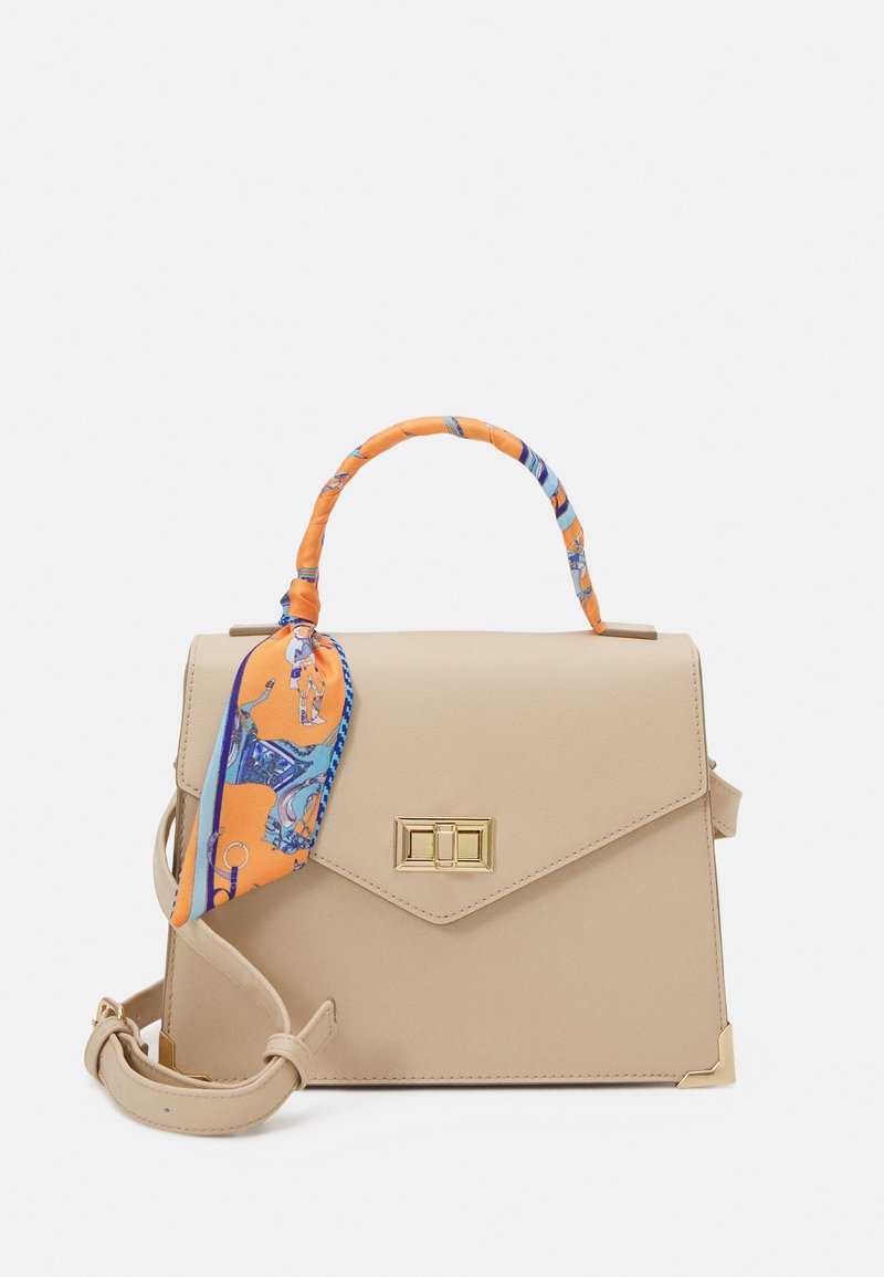 Beige læder håndtaske med en struktureret design, der har en guld hardware-lås, et aftageligt håndtag med orange og blå mønster, samt en justerbar skulderrem.