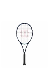 Wilson tennisracket med en marinblå ram, svart gummigrepp, och ett vitt strängmönster med en röd "W"-logotyp i mitten.