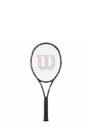 Wilson-Tennisschläger mit einem blauen Rahmen, schwarzem Gummigriff und einem weißen Saitenmuster, das ein rotes "W"-Logo in der Mitte zeigt.