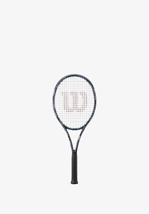 Wilson-Tennisschläger mit einem blauen Rahmen, schwarzem Gummigriff und einem weißen Saitenmuster, das ein rotes "W"-Logo in der Mitte zeigt.