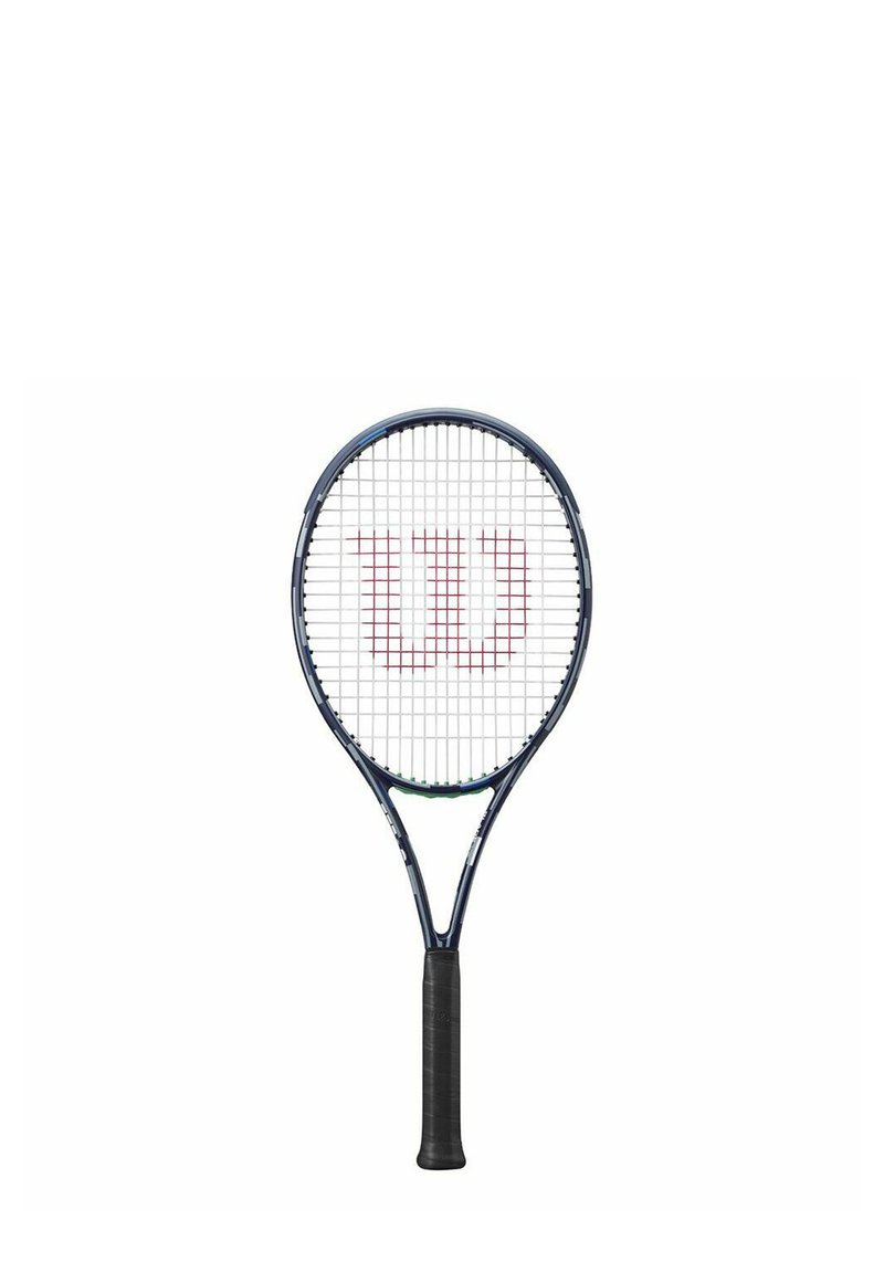 Wilson tennisracket med en marinblå ram, svart gummigrepp, och ett vitt strängmönster med en röd "W"-logotyp i mitten.