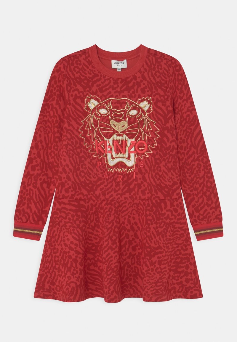 Robe longue à manches longues rouge avec motif léopard et tête de tigre rugissante brodée avec le texte "KENZO PARIS" sur le devant.