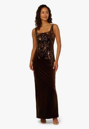 Robe longue sans manches en velours marron avec un corsage ajusté, des embellissements floraux en sequins et une jupe fluide. Texture lisse, design élégant.