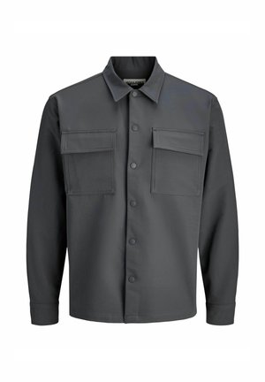 Tummaharmaa pitkähihainen takki, jossa on kaulus, etupainonapit ja kaksi suurta läppiä rintataskuissa.