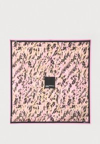 Τετράγωνο μεταξωτό φουλάρι με σχέδιο ροζ και μαύρου λεοπάρ, με μαύρο λογότυπο και αντίθετο ροζ περίγραμμα.