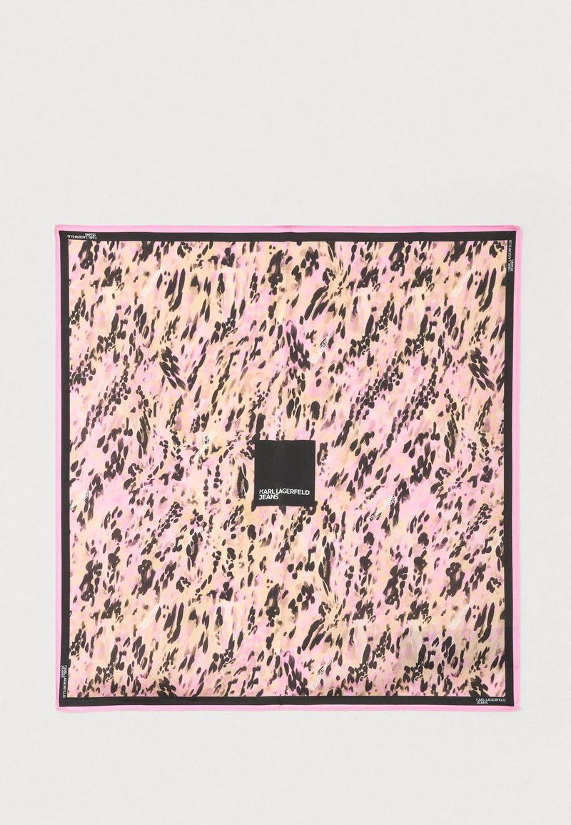 Τετράγωνο μεταξωτό φουλάρι με σχέδιο ροζ και μαύρου λεοπάρ, με μαύρο λογότυπο και αντίθετο ροζ περίγραμμα.