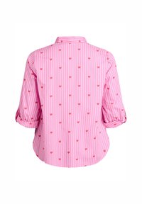 Lyserød bluse med hvide striber og små røde hjerter. Løs pasform, 3/4 ærmer og traditionelt kravedesign.