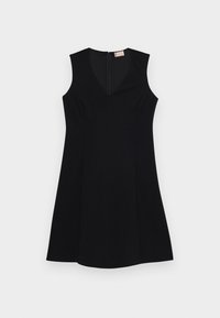 Černé bezramínkové šaty s výstřihem do V a skrytým zipem na zádech; přiléhavý korzet a rozšířená sukně. Hladká textilie.