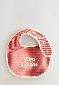 Rot-weißer gestreifter Latz mit cremefarbenem Besatz; mit Stickerei "Team Rudolph" und einem Druckknopfverschluss an der Seite.