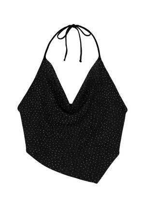 Top corto negro de cuello halter con pequeños lunares blancos y un delantero drapeado colgando de tirantes finos.