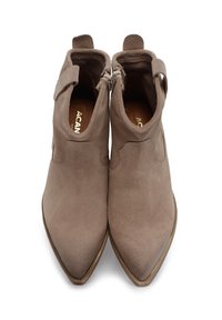 Stivaletti alla caviglia in suede marrone con punta appuntita, dettagli con cerniera e un tassello sul retro. Texture liscia e sottili accenti di cucitura.