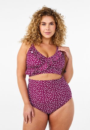Zestaw bikini w bordowym kolorze z białymi wzorami kwiatowymi. Góra ma falbany na krawędziach, a wysokie majtki zapewniają pełne pokrycie.