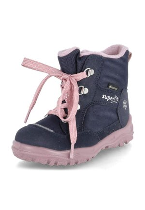 Dziecięcy zimowy but w kolorze granatowym z różową podeszwą i sznurówkami, oznakowany jako "superfit" i wykonany z materiału Gore-Tex z wzorem płatków śniegu.