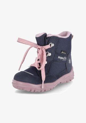 Kinder winterlaars navy blauw met roze zool en veters, gelabeld "superfit" en voorzien van Gore-Tex materiaal en sneeuwvlok ontwerp.