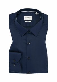 Navyblauw slim-fit overhemd voor heren, netjes gevouwen met knopen en puntkraag, gelabeld "Eterna" aan de binnenkant van de kraag.