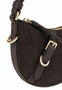 Borsa a tracolla in suede grigio scuro con forma arrotondata, dettagli in metallo dorato e manico in pelle intrecciata. Tessuto liscio e chiusura a zip.