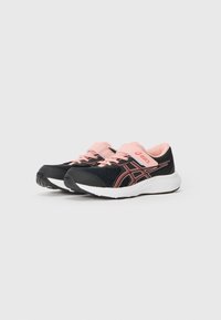 Chaussures de sport noires avec des accents roses, tige en mesh, col rembourré et semelle texturée blanche, arborant le logo Asics et un design distinctif.