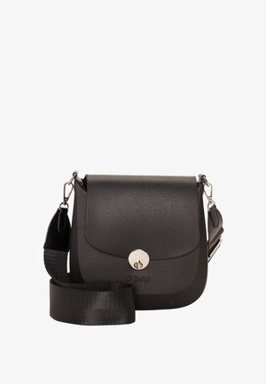 Schwarze Umhängetasche aus strukturiertem Leder mit Klappenverschluss, silberner Hardware und verstellbarem schwarzem Trageriemen. Logo auf der Vorderseite sichtbar.