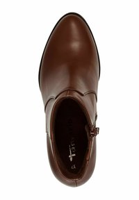 Brauner Leder-Ankle-Boot mit spitz zulaufender Zehenpartie, seitlichem Reißverschluss und glatter Textur. Das Innere weist eine dezente Markenkennzeichnung auf einem dunklen Futter auf.