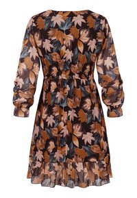 Bloemenjurk met lange mouwen, bruine achtergrond en een patroon van oranje, bruin en blauwe bladeren; smocktail en gerimpelde zoom.