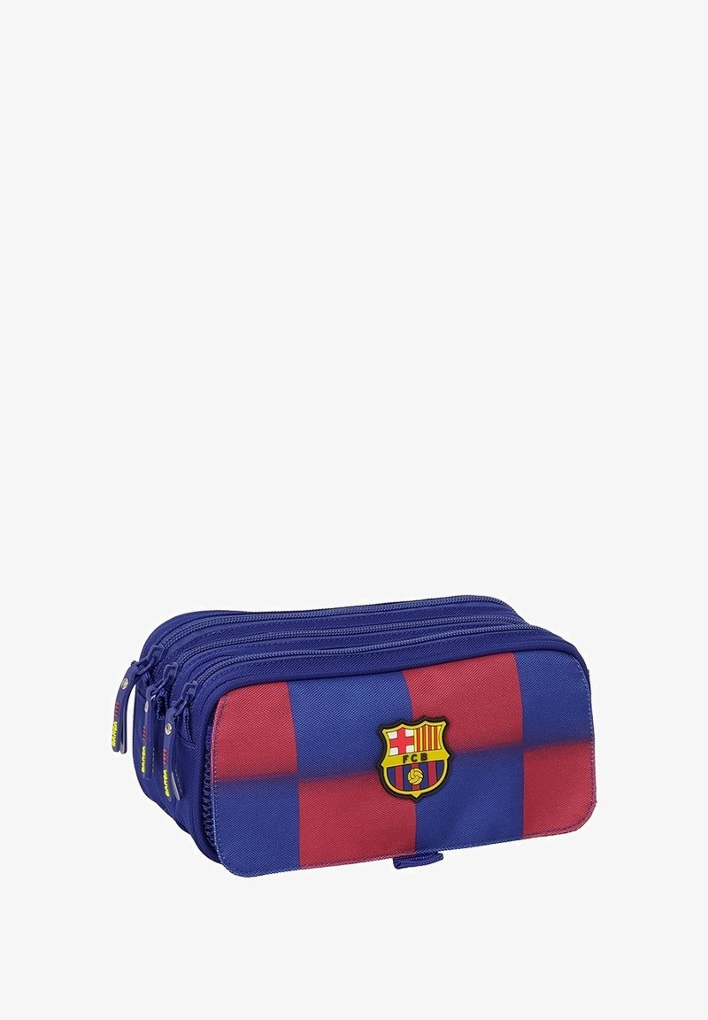 Piórnik w barwach Barcelony w niebiesko-czerwonym materiale, z wieloma zasuwanymi przegródkami i haftowanym logo drużyny z przodu.