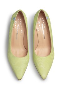 Escarpins à bout pointu en tissu texturé vert clair. Semelles intérieures beiges lisses, avec un discret logo de la marque à l'intérieur. Design minimaliste.