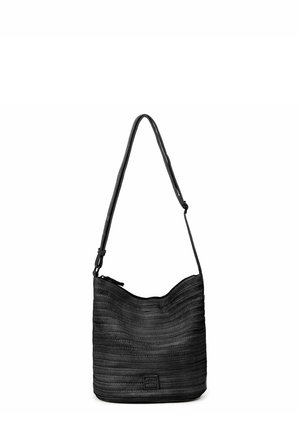 Borsa a secchiello in pelle nera con parte superiore curvata, texture a linee ondulate, dotata di una sola tracolla regolabile e chiusura con zip.