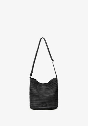 Bolso de cuero negro en forma de cubo con una parte superior curvada, texturizado con líneas onduladas, que presenta un solo asa ajustable y un cierre con cremallera.