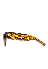 Occhiali da sole con montatura a pattern tartarugato, tonalità arancioni e marroni, lenti rettangolari e dettagli in metallo argentato sulla parte superiore.