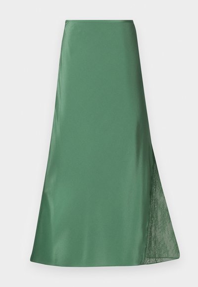 Groene satijnen rok met een vloeiende A-lijn silhouet, voorzien van een sheer kantdetail aan één kant voor extra textuur en contrast.