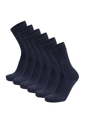Sei paia di calzini a coste blu navy scuro disposti in fila su sfondo bianco.