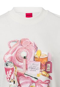 Weißes Baumwoll-T-Shirt mit einem lebendigen pinken Grafikdesign, das ein Vintage-Telefon, Sonnenbrillen, Make-up und ein Getränk zeigt, ergänzt durch eine Nachricht.
