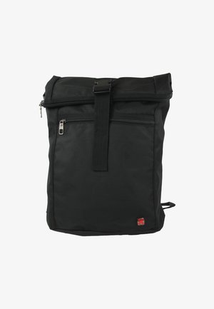 Zwarte nylon rugzak met een oprolbaar ontwerp, voorzien van een voorvak met rits, verstelbare bandjes en een klein rood logo accent.