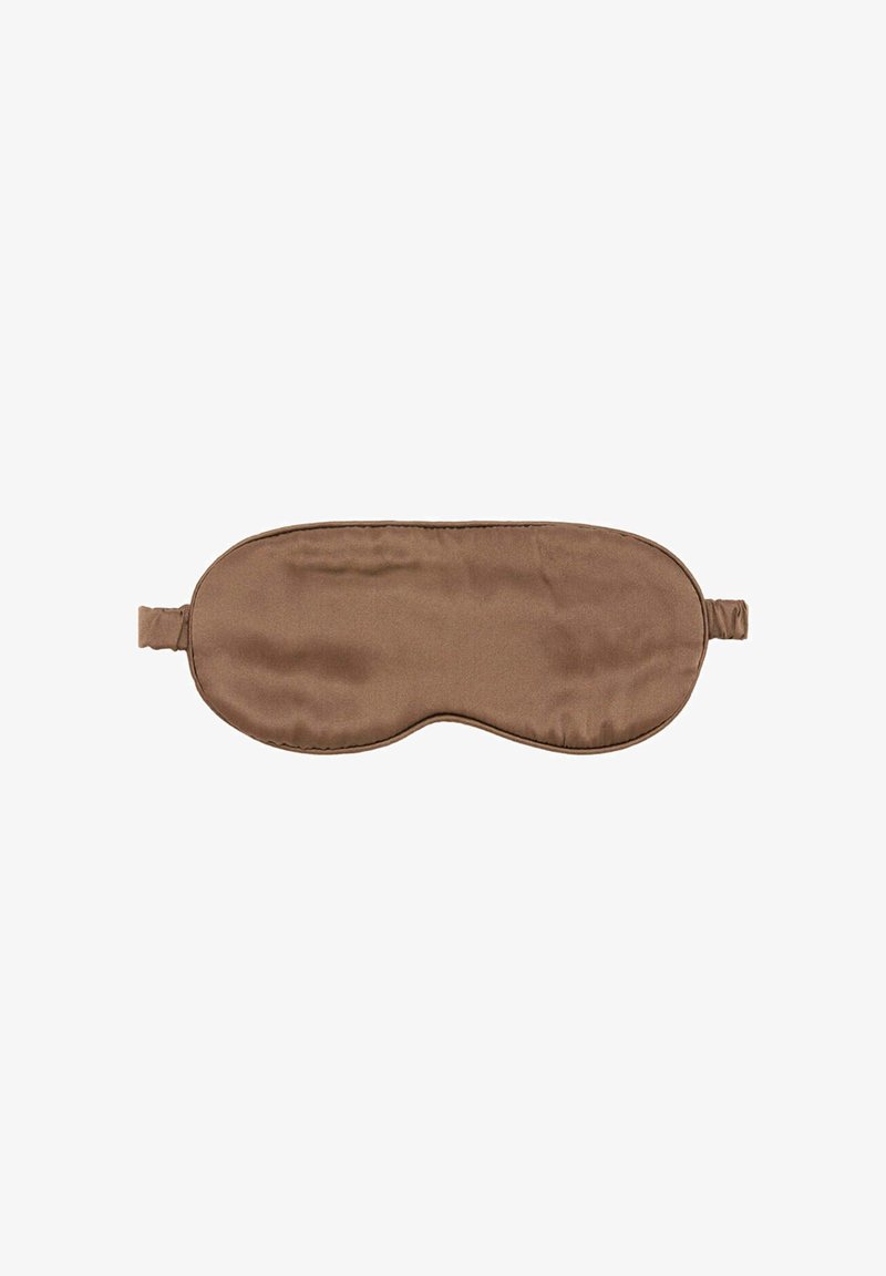 Masque de sommeil en satin marron avec des sangles élastiques conçu pour couvrir les yeux afin de bloquer la lumière pendant le repos.