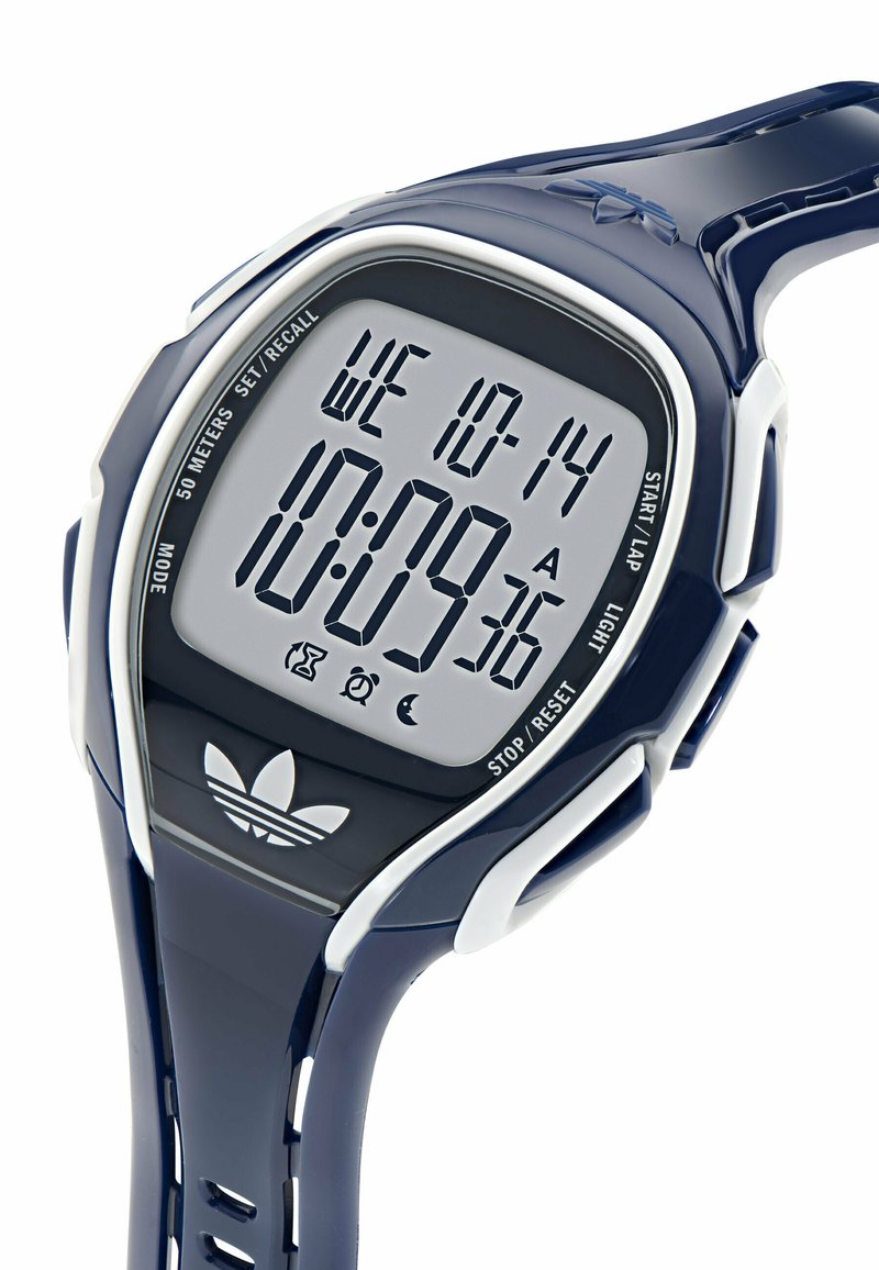 Orologio digitale blu navy con accenti bianchi, quadrante rettangolare che mostra ora e data. Dotato di pulsanti per funzionalità di giro, stop e luce. Impermeabile fino a 50 metri.