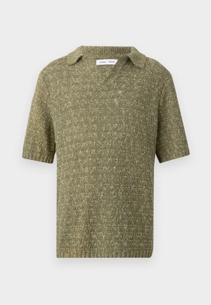 Maglione a maniche corte verde oliva in maglia con motivo testurizzato e piccolo colletto a V su sfondo semplice.